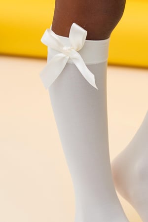 KIDS KNEE SOCKS WITH ACCESSORIES SOFT ECRU